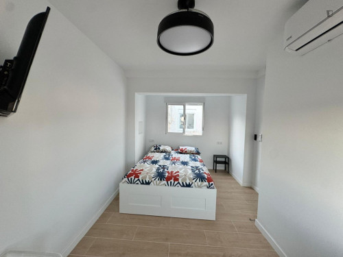 Bright double bedroom in modern apartment close to the city center