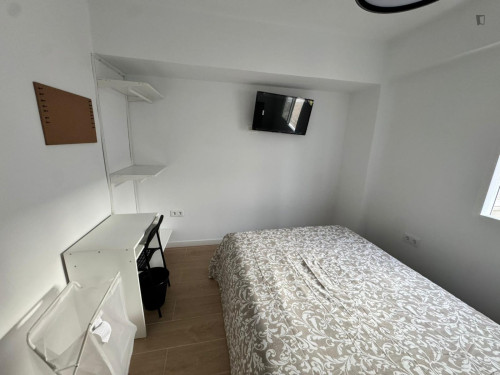 Comfortable double bedroom in modern apartment close to the city center