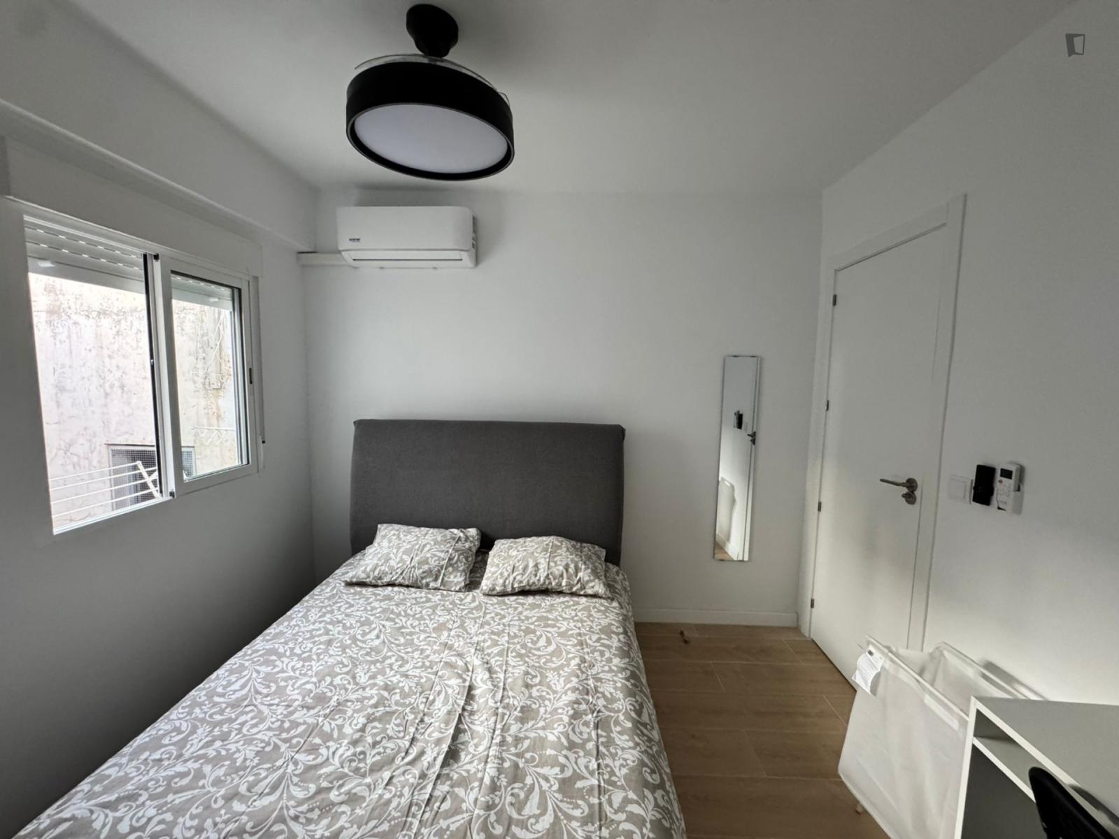 Comfortable Double Bedroom In Modern Apartment Close To The City Center - 1