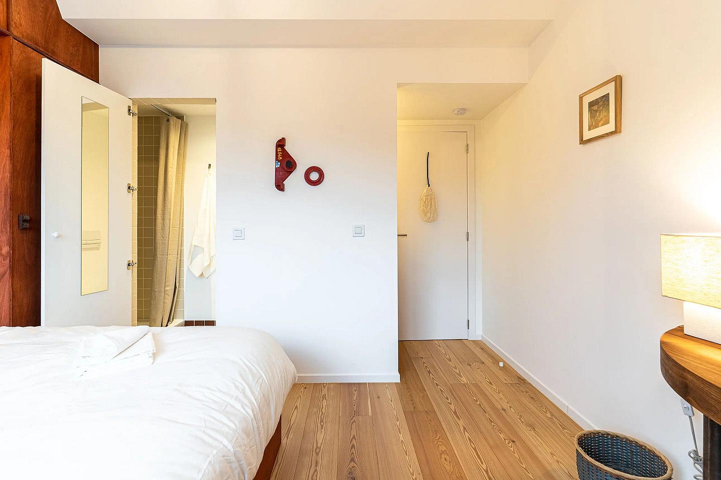 Room With Private Bathroom (shower, Sink) And Toilet - 4
