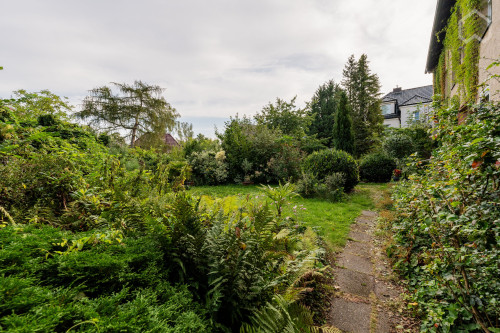 Modern furnished apartment in the old manor house of Berlin-Hermsdorf with a beautiful spacious balcony