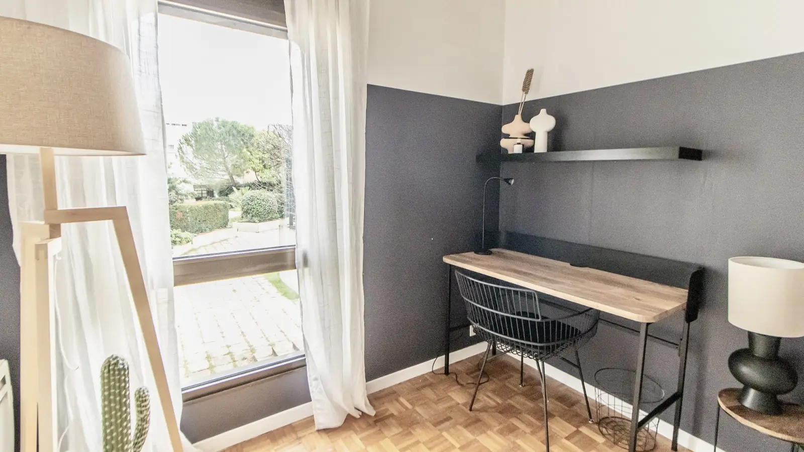 Room in a shared 5-bedroom apartment for rent in Suresnes, all bills included.
