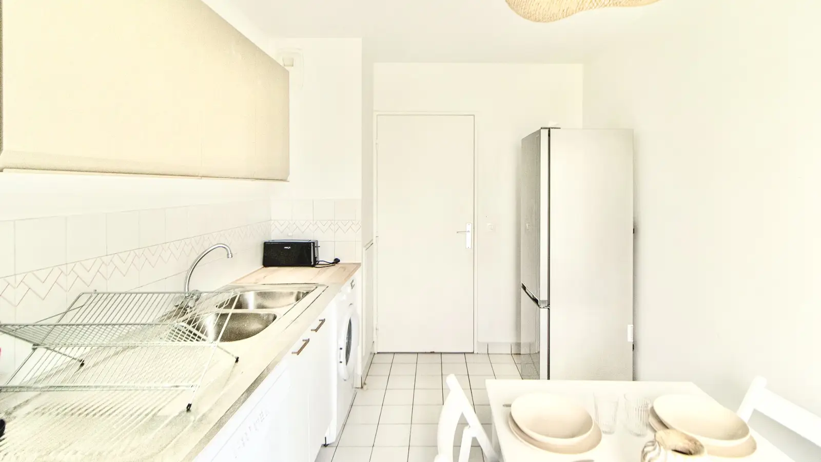 Room in a shared 5-bedroom apartment for rent in Suresnes, all bills included.