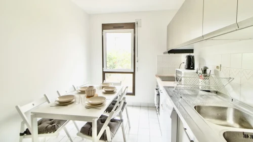 Room in a shared 5-bedroom apartment for rent in Suresnes, all bills included.  - Gallery -  2