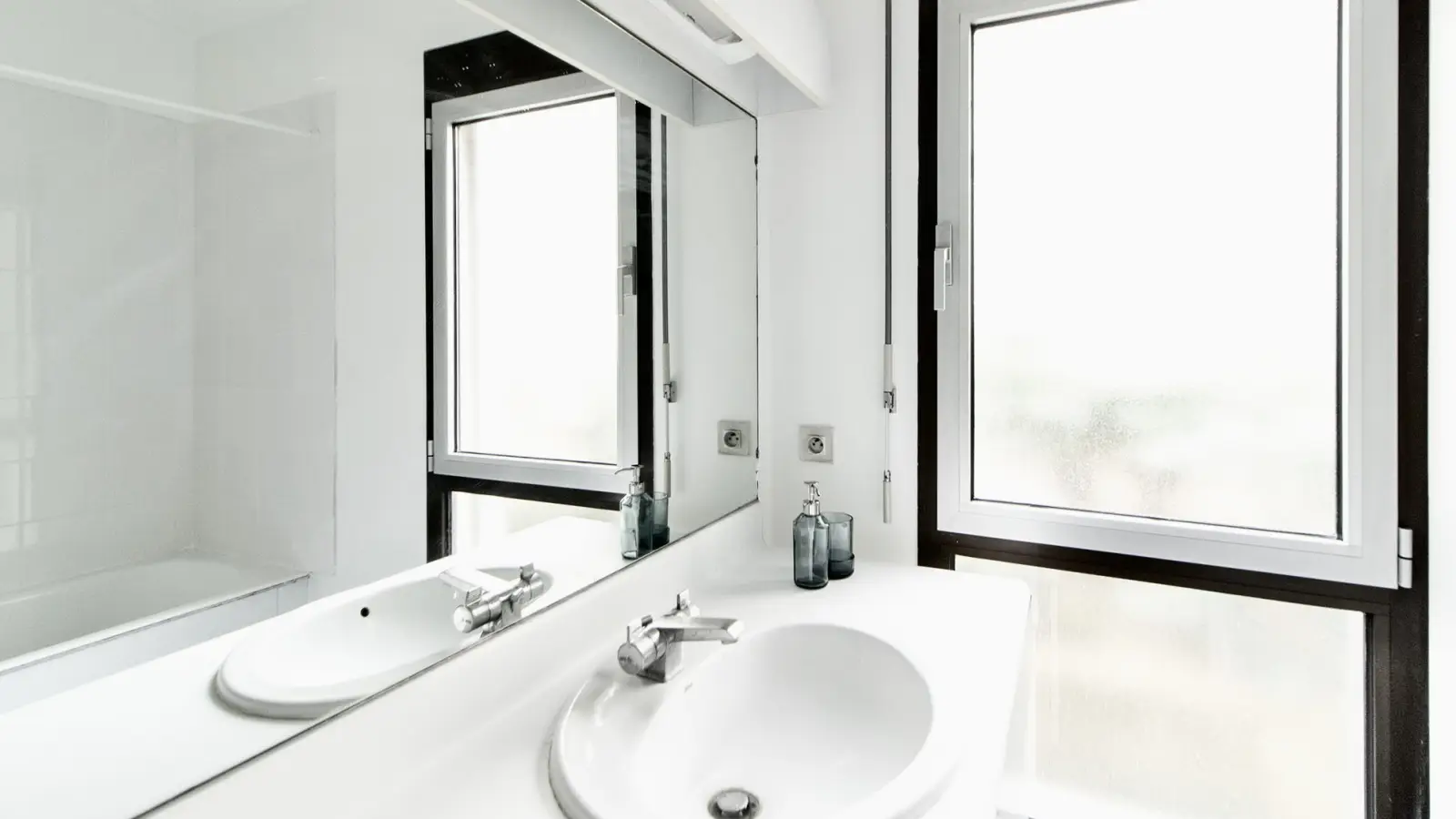 Bedroom 4 - Room in a shared 5-bedroom apartment for rent in Suresnes, all bills included. - Gallery - 7