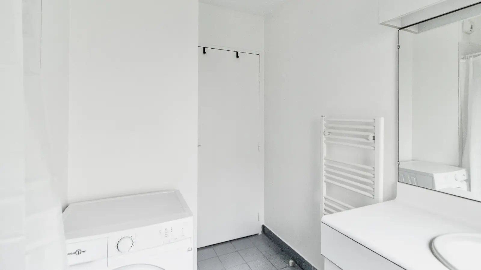 Bedroom 2 - Room in a shared 5-bedroom apartment for rent in Suresnes, all bills included. - Gallery - 6