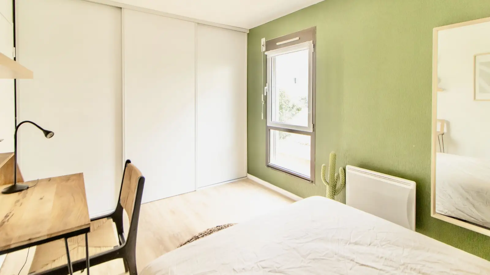  Bedroom 2  -  Room in a shared 5-bedroom apartment for rent in Suresnes, all bills included.  - Gallery -  11