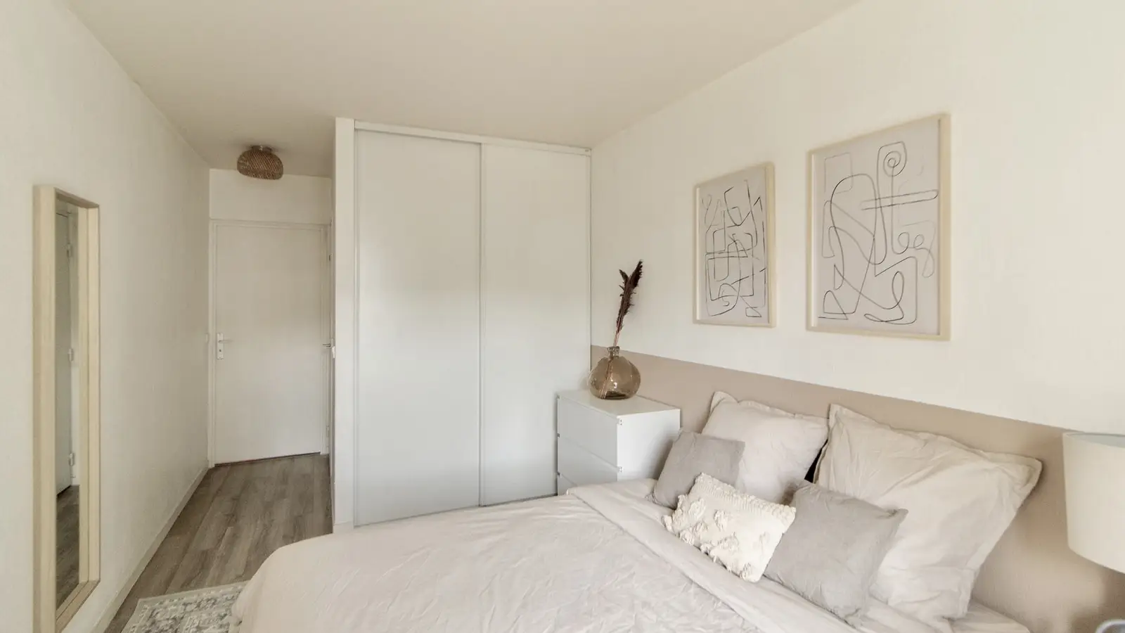  Bedroom 2  -  Room in a shared 5-bedroom apartment for rent in Suresnes, all bills included.  - Gallery -  4