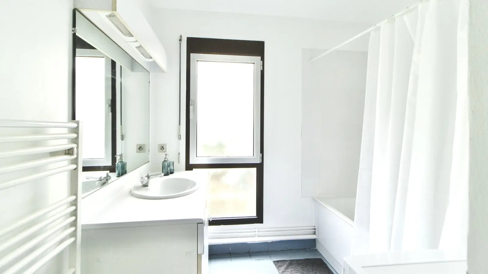 Bedroom 2 - Room in a shared 5-bedroom apartment for rent in Suresnes, all bills included. - Gallery - 3