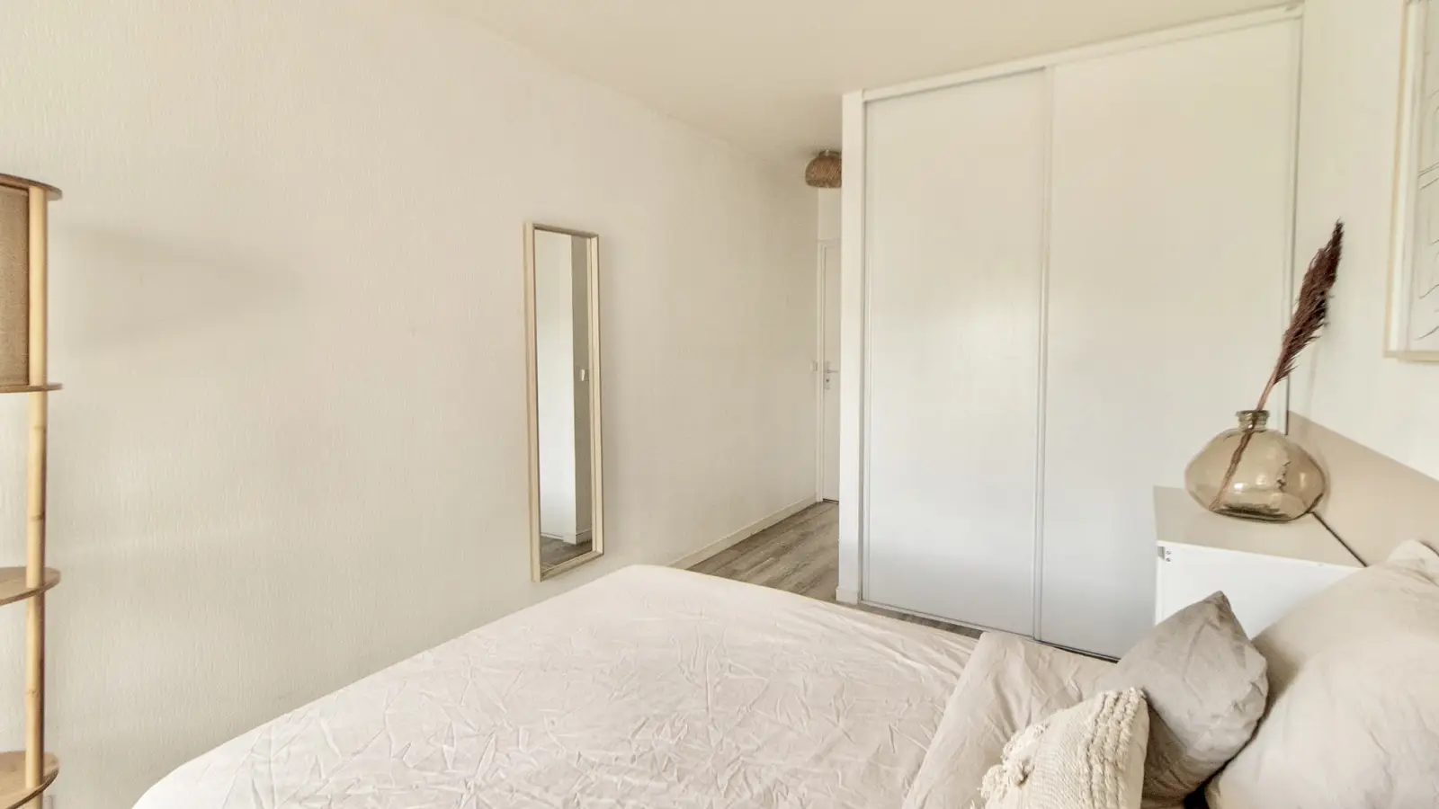  Bedroom 2  -  Room in a shared 5-bedroom apartment for rent in Suresnes, all bills included.  - Gallery -  5