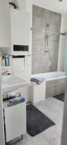 Beautiful 2-bedroom apartment with a kitchen and a bathroom with natural light