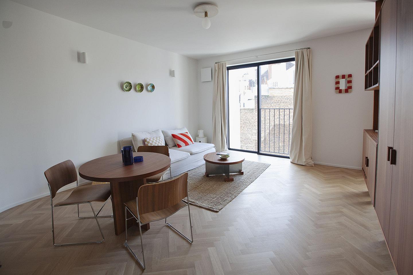 Suite 2 - 4