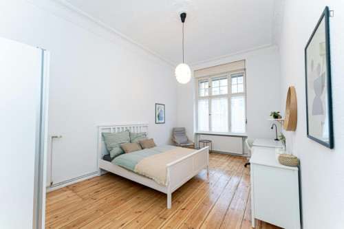 Modern double bedroom in Gesundbrunnen