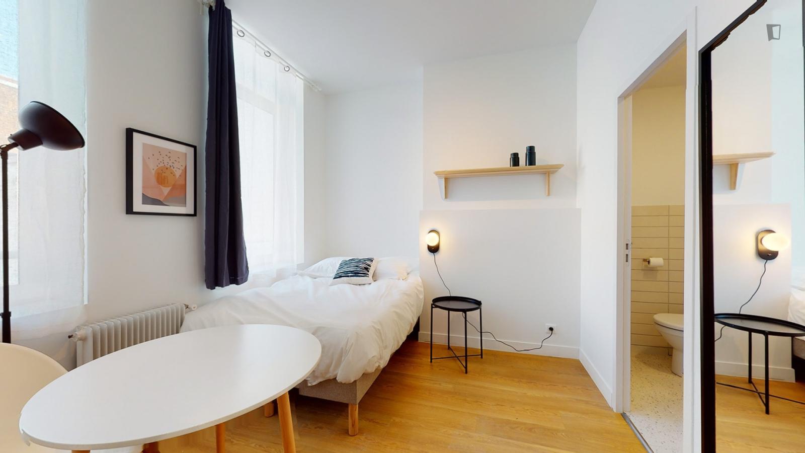 Inviting Single Bedroom Near Place De La République - 1