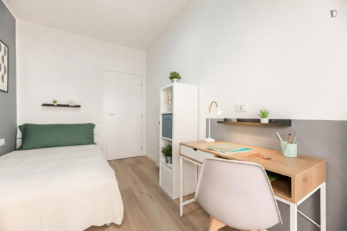 Ample single bedroom near the Padova train station