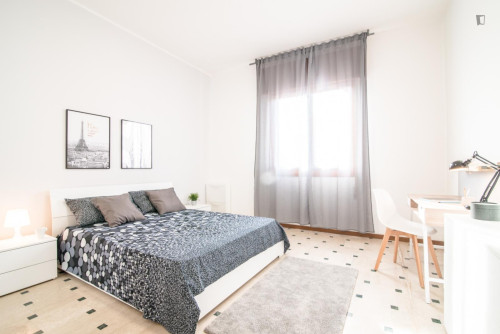 Big double bedroom in Quartiere 2 Nord
