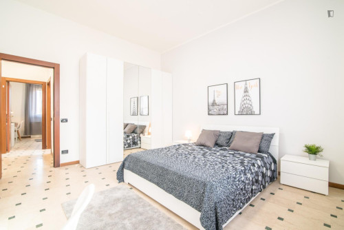 Big double bedroom in Quartiere 2 Nord