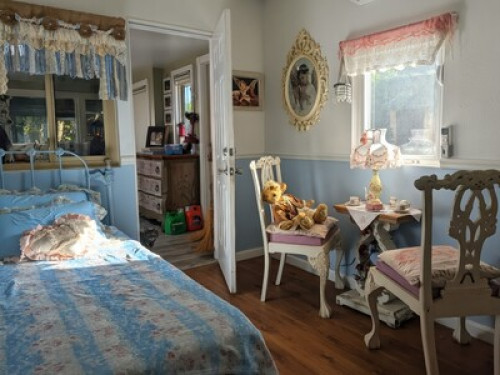 Private Entrance Furnished Room wit