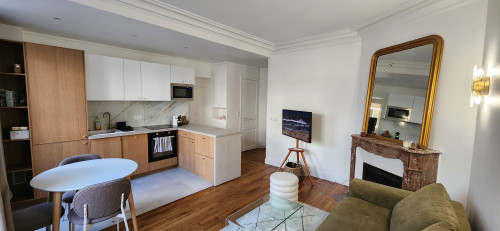 Stunning, renovated apartment on a quiet street in Paris - premium standard - With elevator