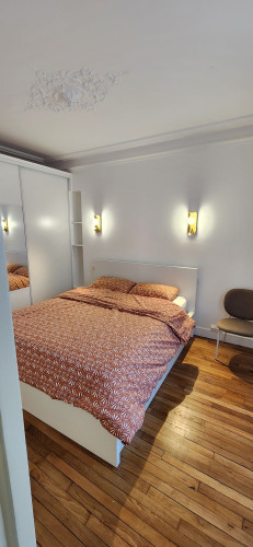 Stunning, renovated apartment on a quiet street in Paris - premium standard - With elevator