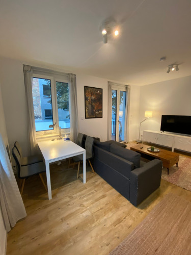Bright Modern 2-Room Apartment with Balcony, Quiet Courtyard & Excellent Transport (Berlin-Wedding)