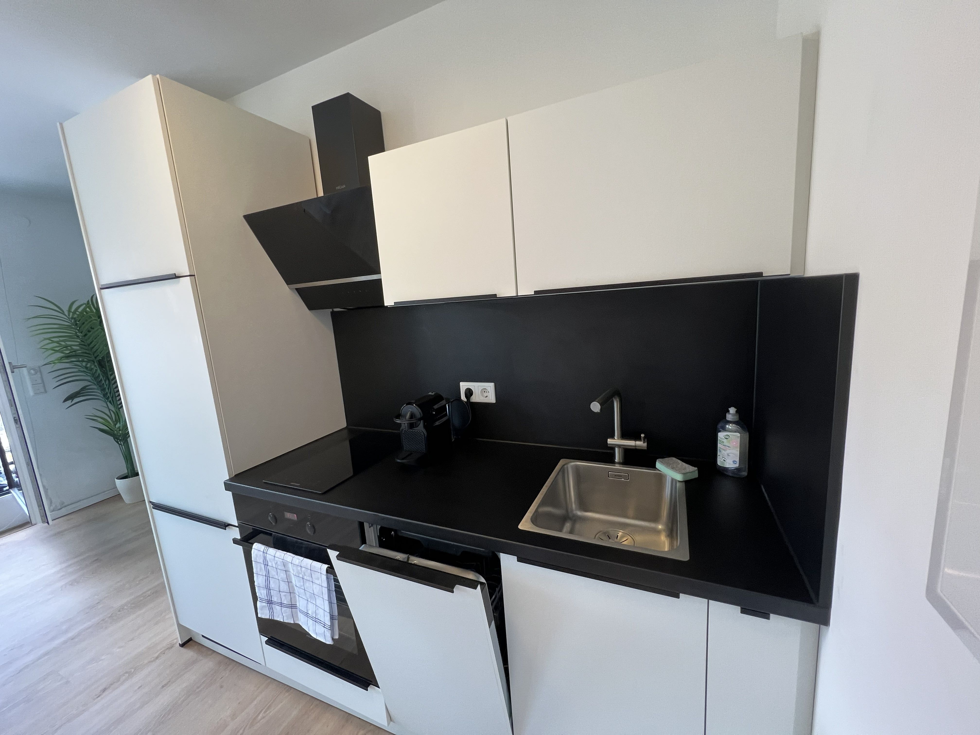  Stylish, Centrally Located Business Apartment—all-Inclusive And Fully Furnished, With Private Roofto  -  Stylish, centrally located business apartment—all-inclusive and fully furnished, with private rooftop terrace—ideal for project staff/expats  - Gallery -  19