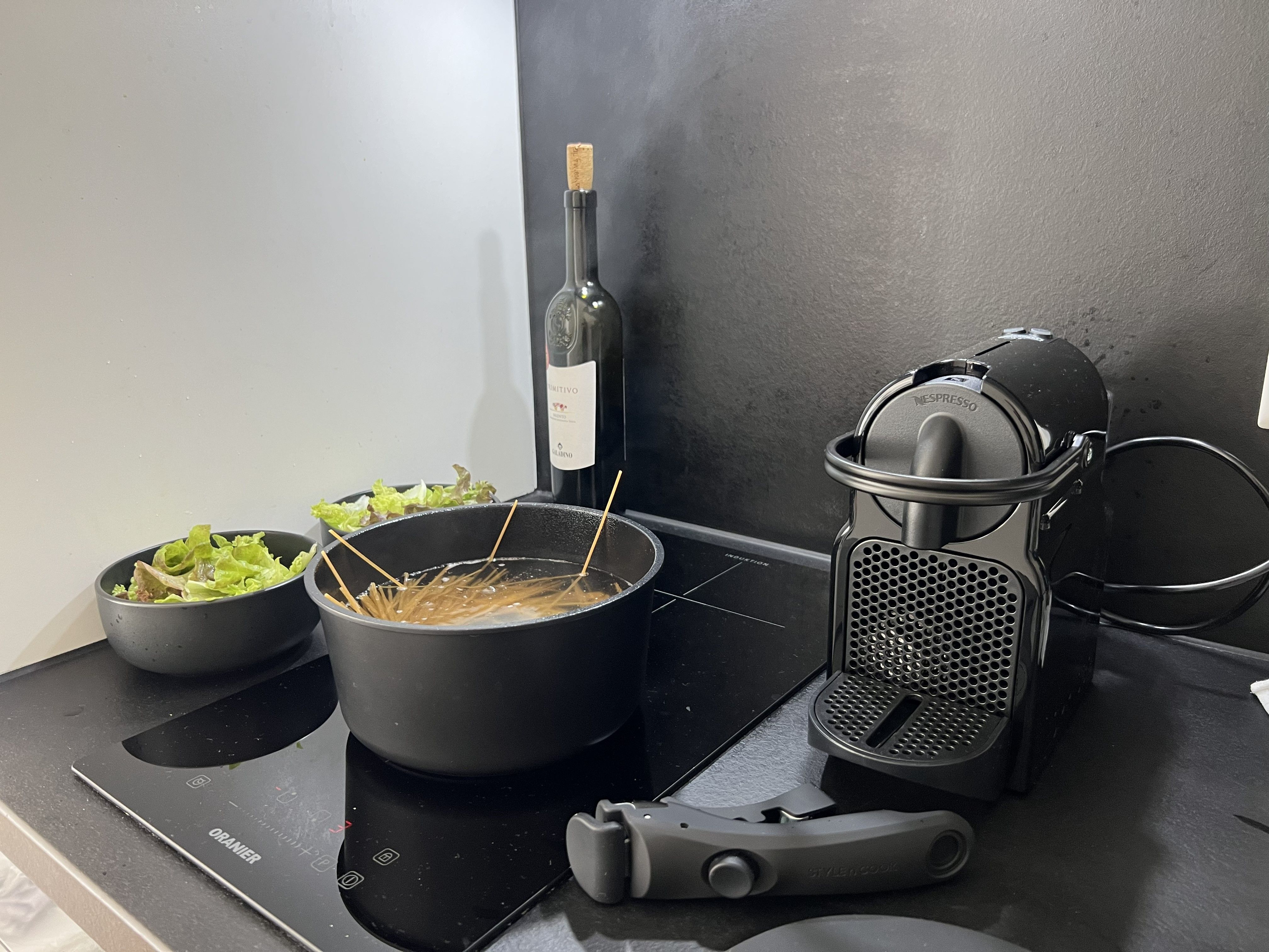 Stylish, Centrally Located Business Apartment—all-Inclusive And Fully Furnished, With Private Roofto - Stylish, centrally located business apartment—all-inclusive and fully furnished, with private rooftop terrace—ideal for project staff/expats - Gallery - 1