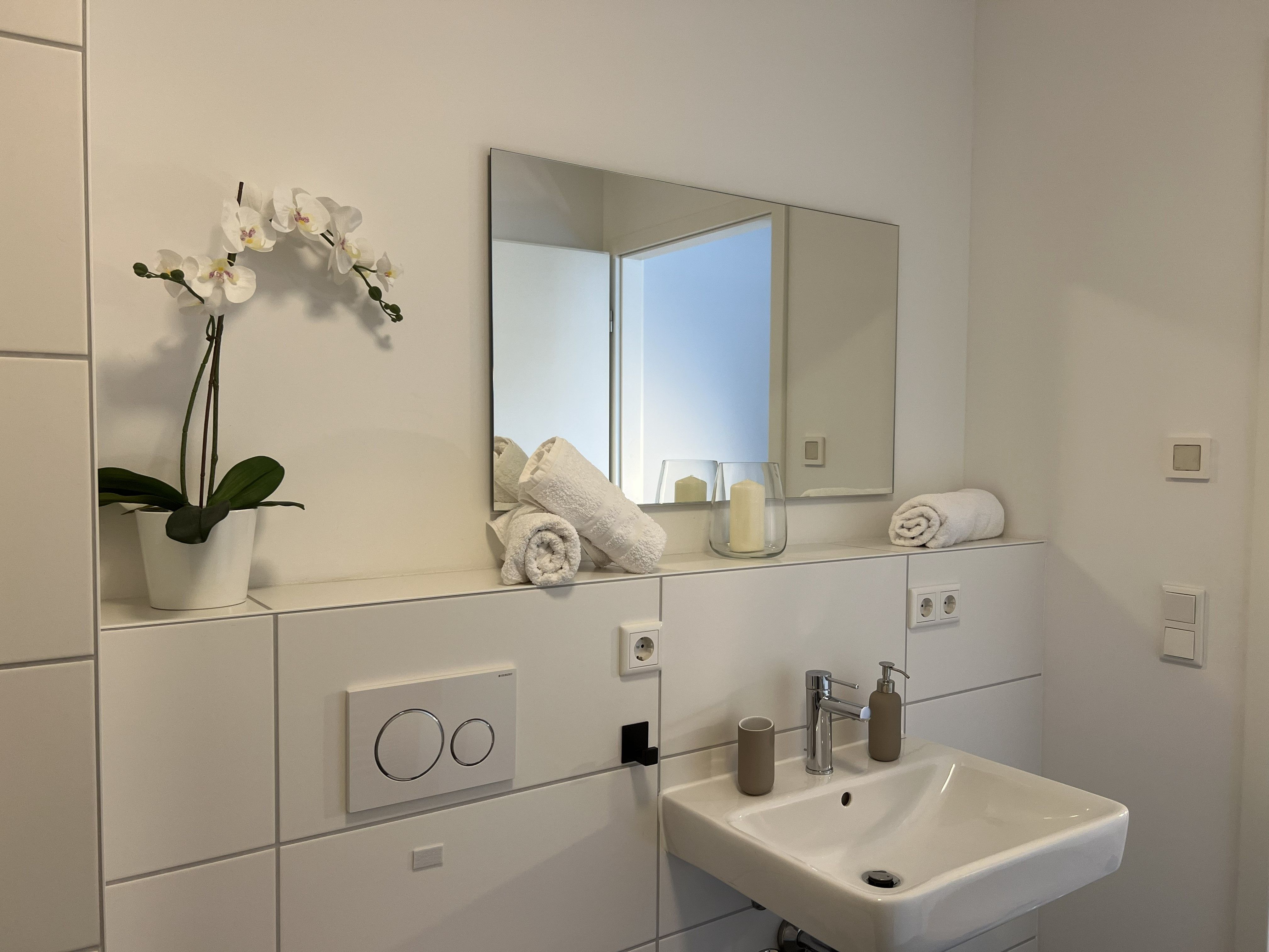  Stylish, Centrally Located Business Apartment—all-Inclusive And Fully Furnished, With Private Roofto  -  Stylish, centrally located business apartment—all-inclusive and fully furnished, with private rooftop terrace—ideal for project staff/expats  - Gallery -  12