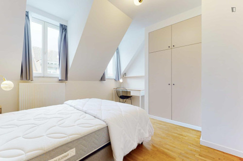 Neat ensuite single bedroom near Schuman metro