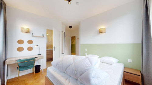 Cosy single ensuite bedroom near Parc Georges Pompidou
