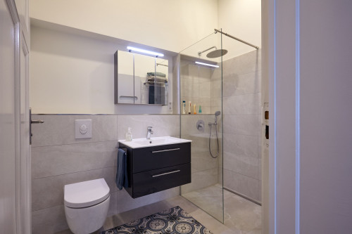 Spacious 3 bedroom, 2 bathroom apartment city west.