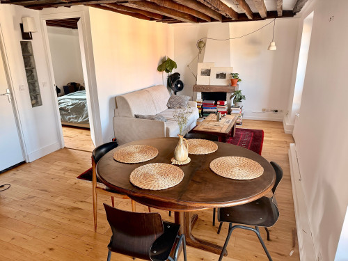 Sun-filled top-floor apartment in Le Marais (5th floor walk-up) - quiet courtyard bedroom, historic building, near Place des Vosges