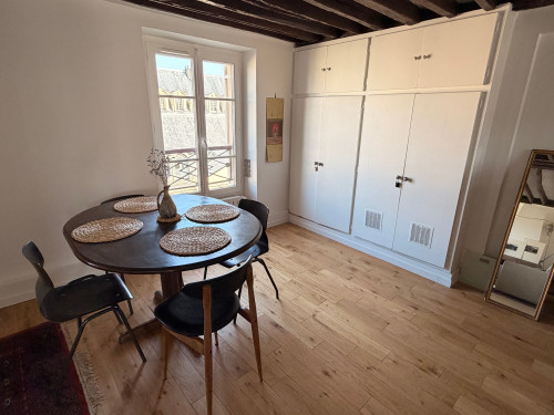 Sun-filled top-floor apartment in Le Marais (5th floor walk-up) - quiet courtyard bedroom, historic building, near Place des Vosges