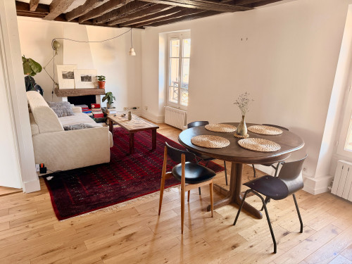Sun-filled top-floor apartment in Le Marais (5th floor walk-up) - quiet courtyard bedroom, historic building, near Place des Vosges