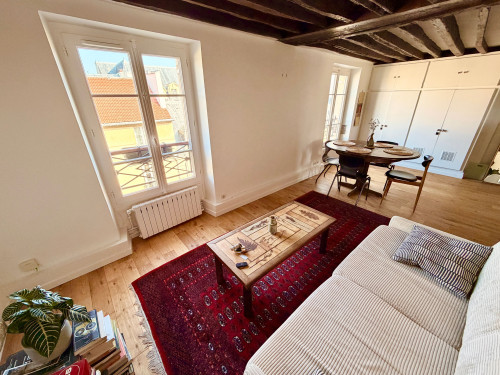 Sun-filled top-floor apartment in Le Marais (5th floor walk-up) - quiet courtyard bedroom, historic building, near Place des Vosges