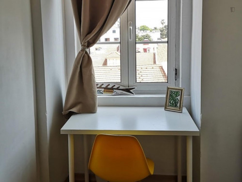 Twin bedroom in colourful 5-bedroom flat near the central Avenida da Liberdade