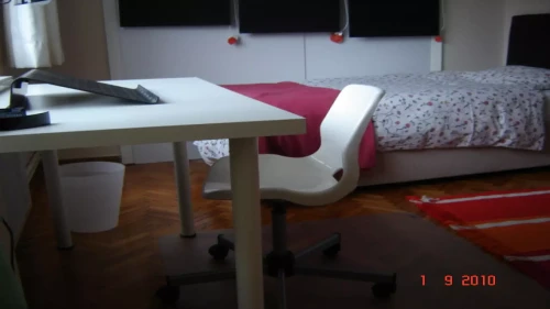 Bedroom with a single bed 14