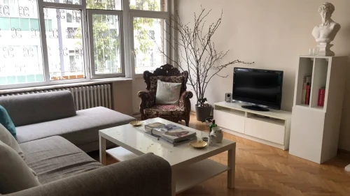 Room in a shared 2-bedroom apartment for rent in Istanbul, only females, bills included ..
