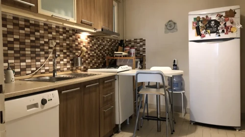 Room in a shared 2-bedroom apartment for rent in Istanbul, only females, bills included ..