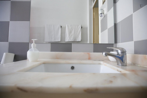 Cosy double bedroom close to Faculdade de Ciências da Universidade de Lisboa - Gallery - 7