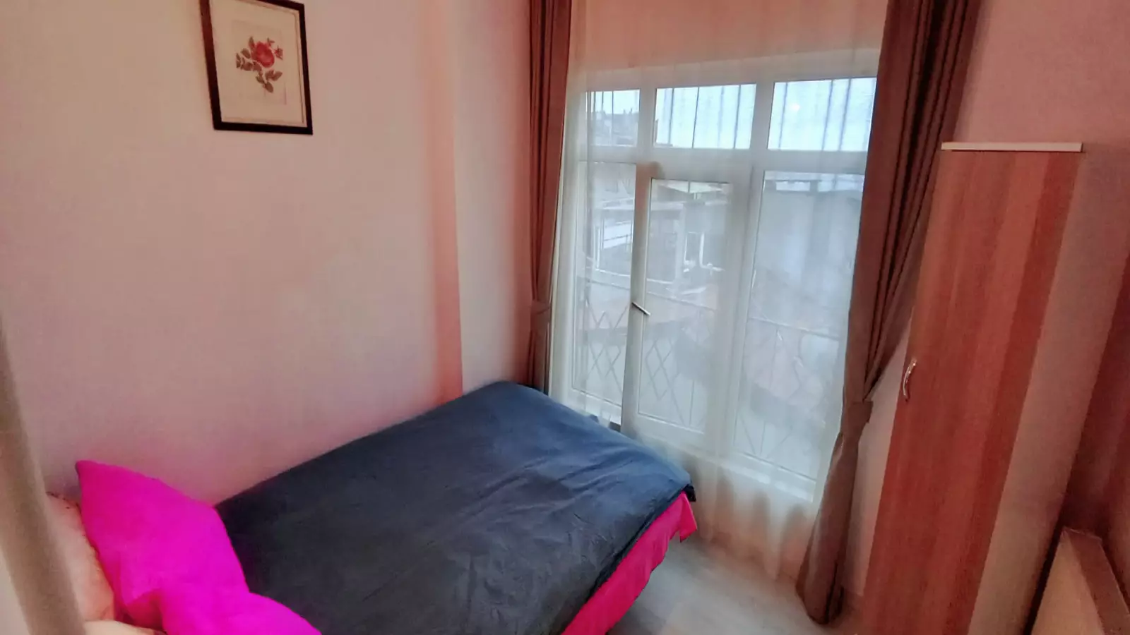  Bedroom 1  -  Room for rent in 3-bedroom apartment in Istanbul .5  - Gallery -  14