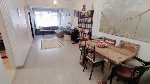 Room in a shared 4-bedroom apartment for rent in Istanbul, only females. .-