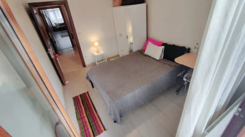 Room in a shared 4-bedroom apartment for rent in Istanbul, only females. .-