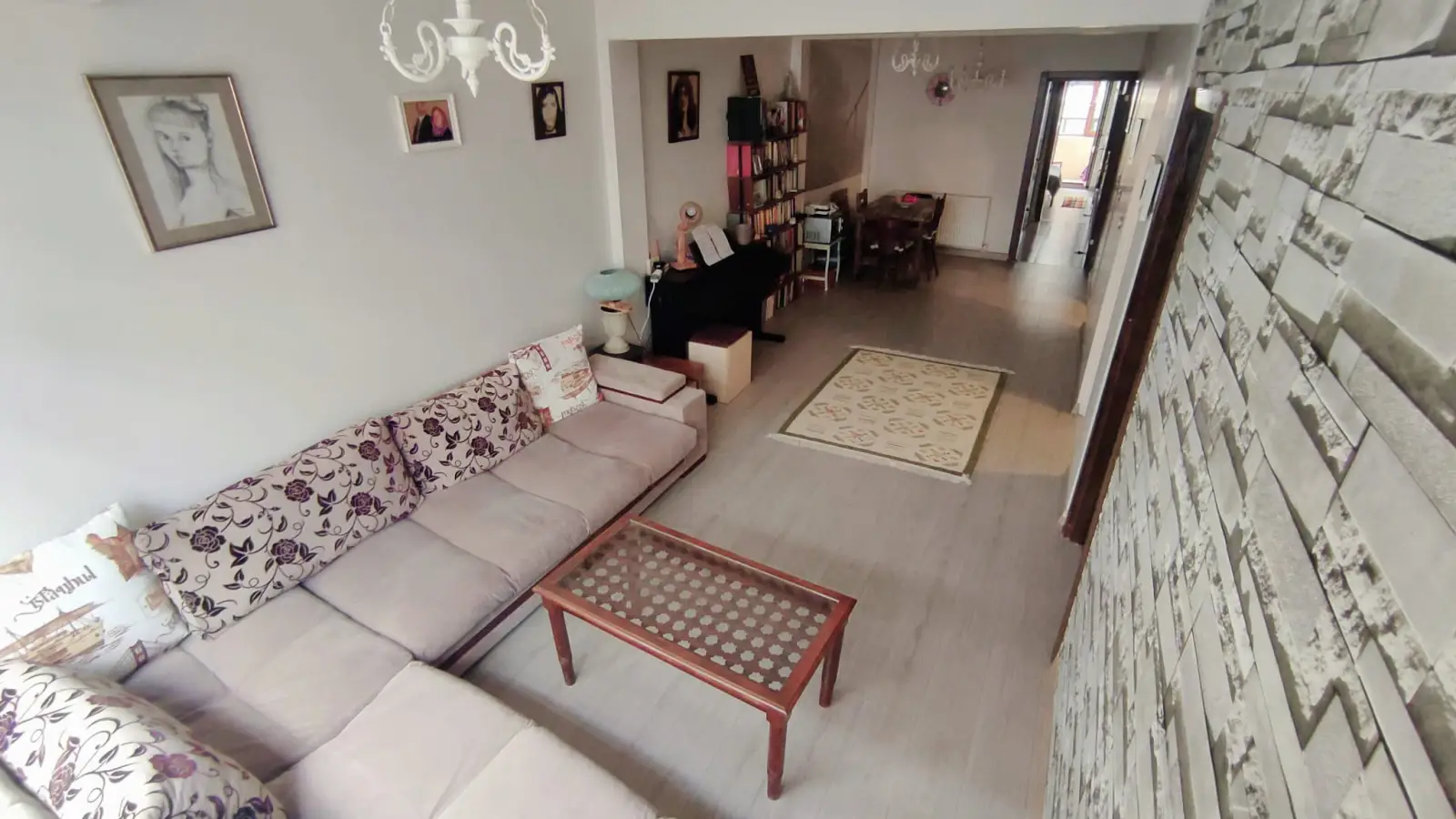  Bedroom 1  -  Room in a shared 4-bedroom apartment for rent in Istanbul, only females. .-  - Gallery -  9