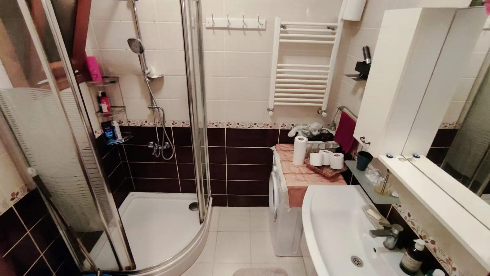  Bedroom 1  -  Room in a shared 4-bedroom apartment for rent in Istanbul, only females. .-  - Gallery -  7