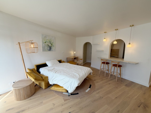 Premium Designer Studio with Balcony – All Inclusive – Paris 15 (Grenelle)