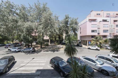 Pretty nice double bedroom in residential Telheiras