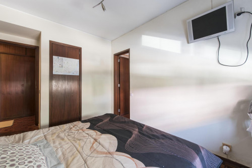 Pretty nice double bedroom in residential Telheiras