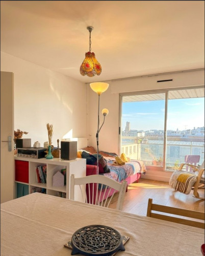 Bright apartment with a terrace and elevator in the heart of Paris—Montparnasse neighborhood