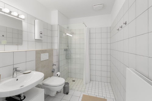 Serviced Apartment with Balcony & Separate Bedroom – Walking Distance to Duisburg Hbf